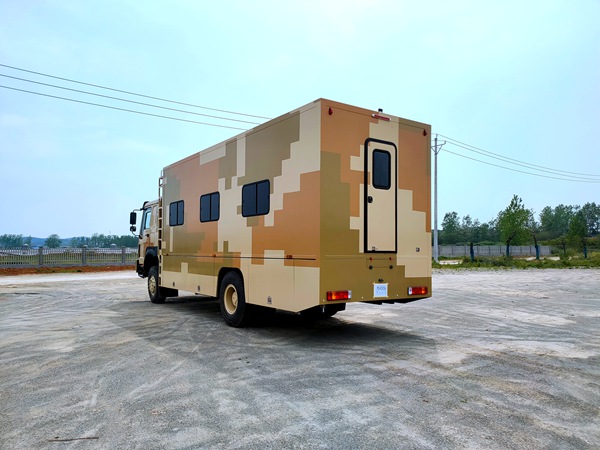 重汽豪沃四驅(qū)12人宿營(yíng)車