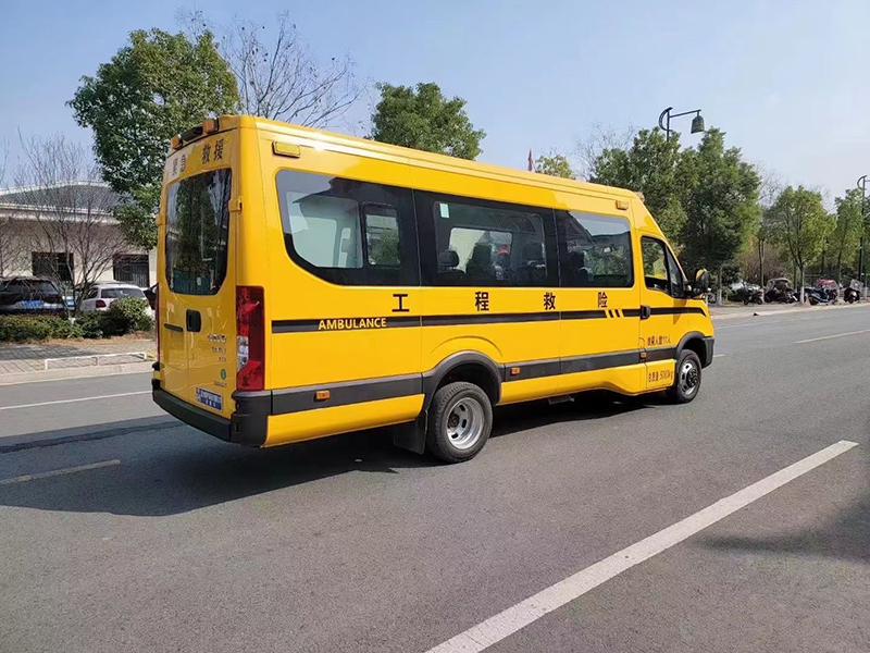 依維柯9-11座救險車