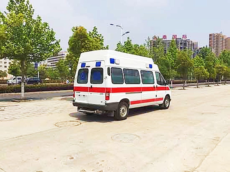 江鈴特順長(zhǎng)軸高頂柴油版救護(hù)車