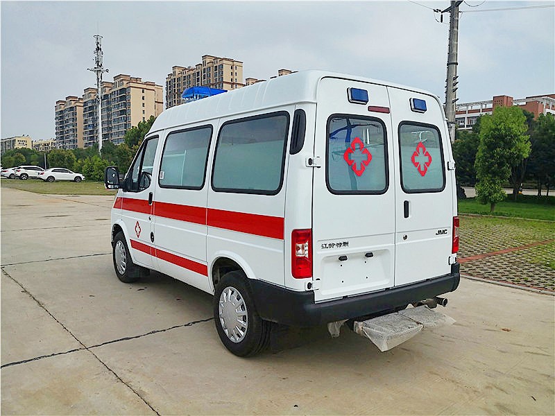 江鈴特順短軸中頂柴油版救護(hù)車(chē)