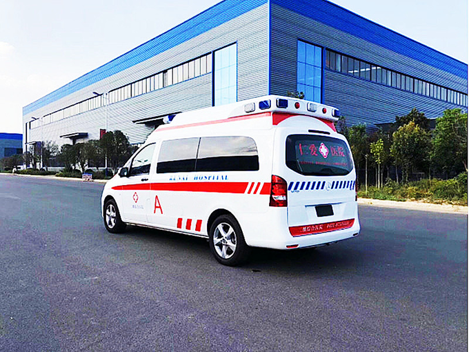 國六奔馳監(jiān)護型救護車