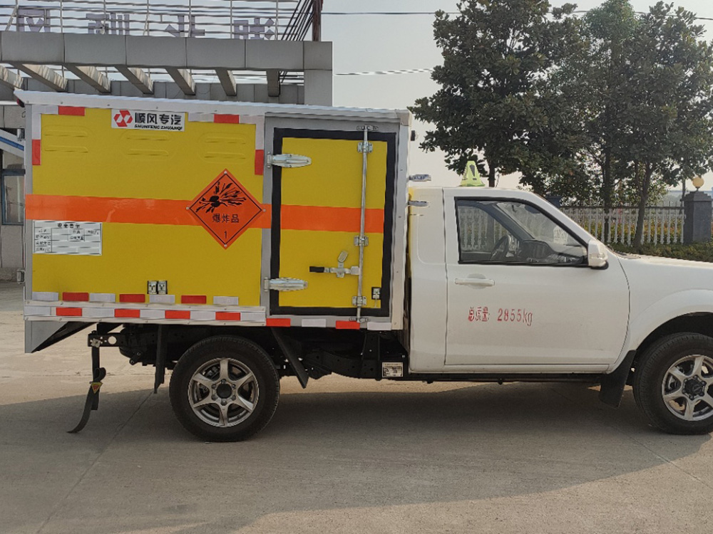 東風(fēng)皮卡爆破器材運(yùn)輸車