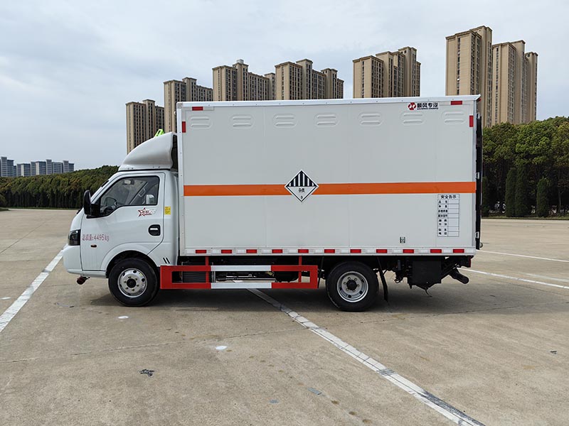 廂式東風大途逸 氣剎斷氣剎 4米危險品廂式運輸車
